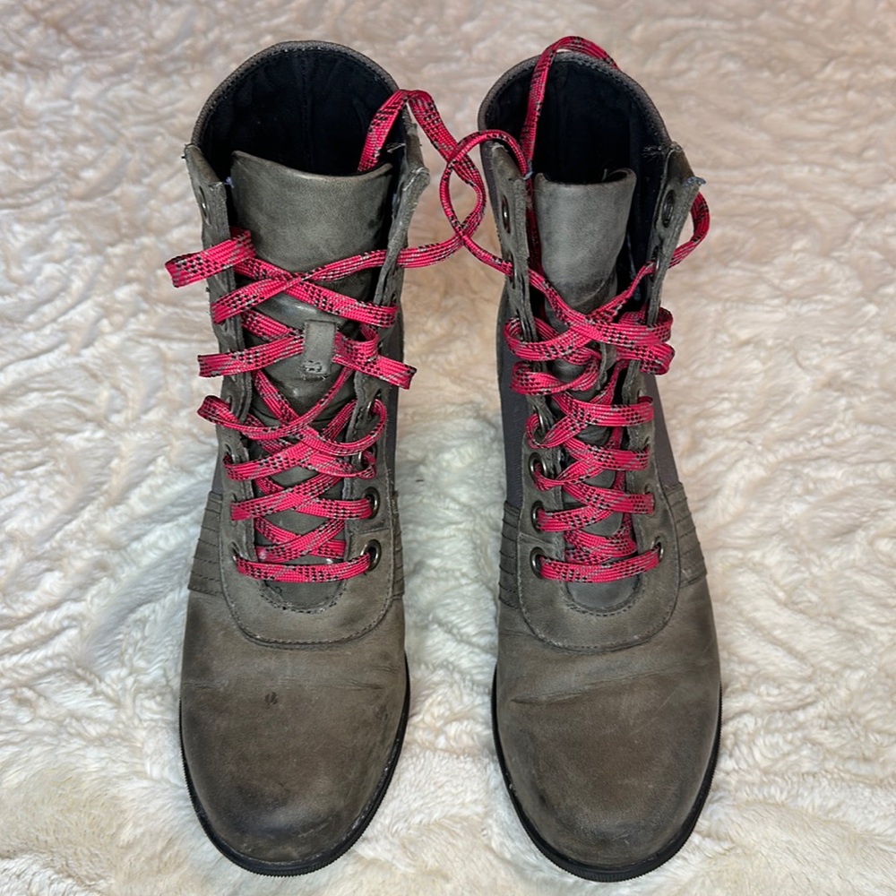 Sorry Joan of Arctic, lame up boots with pink laces.
